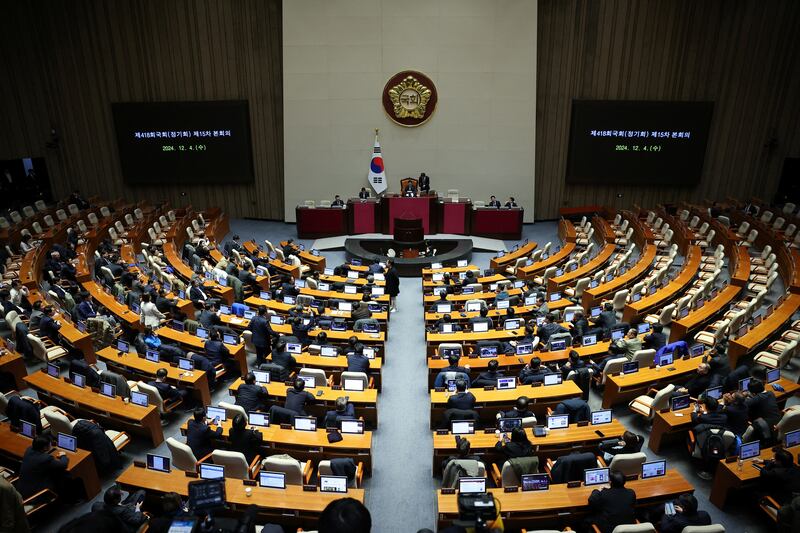 တောင်ကိုရီးယား သမ္မတ ယွန်းဆွတ်ယို (Yoon Suk Yeol) စစ်အုပ်ချုပ်ရေးကြေညာပြီးနောက် လွှတ်တော်ခန်းမတွင် လွှတ်တော်ကိုယ်စားလှယ်များ မဲခွဲဆုံးဖြတ်နေသည်ကို ၂၀၂၄ ခုနှစ် ဒီဇင်ဘာလ ၄ ရက်နေ့က တွေ့ရစဉ်။ (Photo: Reuters)