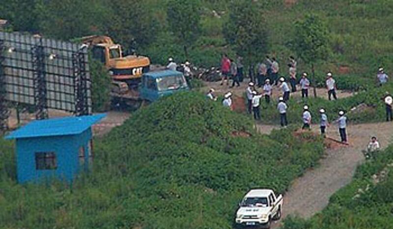 2012年8月29日，湖南省永州市江永縣陳家村遭五百人組成的強徵大隊入村，官方開著挖土機將村民農地移平。（林民陳立文提供）