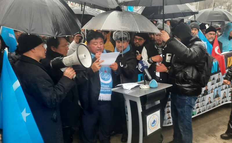 «5-فېۋرال غۇلجا قىرغىنچىلىقى» نىڭ 26-يىلى مۇناسىۋەتنى بىلەن ئىستانبۇلدىكى خىتاي كونسۇلخانىسى ئالدىدا ئۆتكۈزۈلگەن نامايىشتىن كۆرۈنۈش. 2023-يىلى 5-فېۋرال، تۈركىيە.