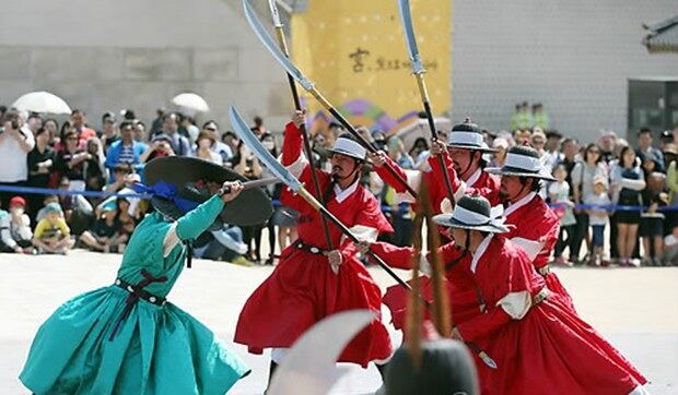 서울 경복궁 흥례문 앞 광장에서 열린 궁궐 호위군 사열의식 '첩종' 재현 행사에서 궁궐 호위군들이 좌·우군으로 진영을 나눠 무예 대결을 펼치고 있다. 
