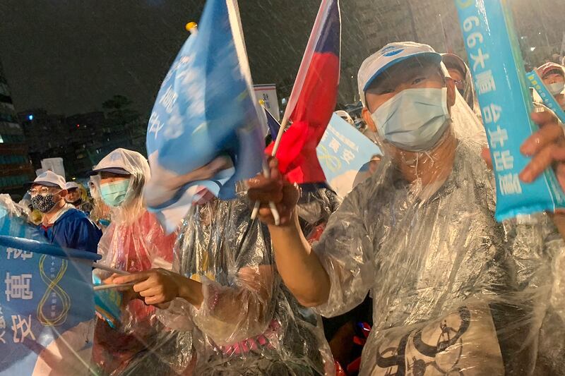 民眾冒雨參加台北市長選前造勢晚會。（鍾廣政 攝）