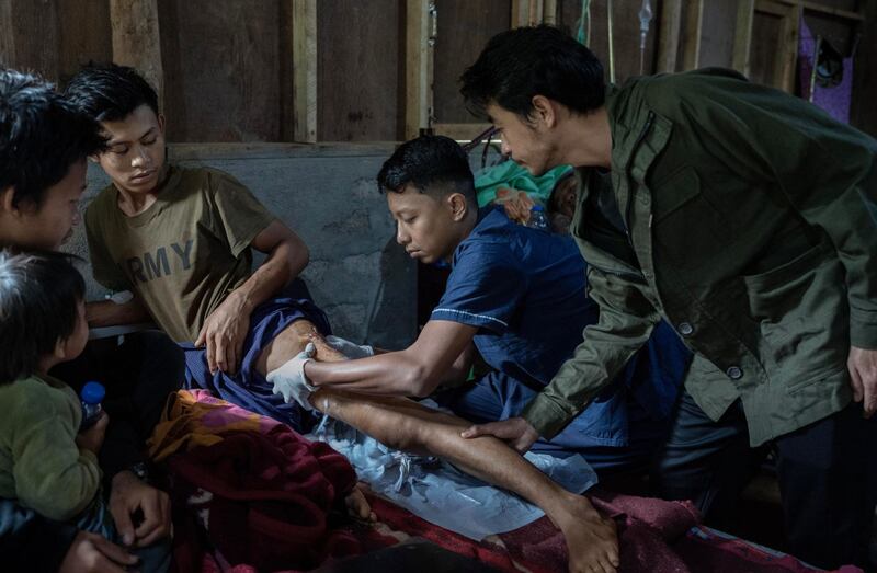 ၂၀၂၁ ခုနှစ် စစ်အာဏာသိမ်းမှုဆန့်ကျင်ရေးဆန္ဒပြပွဲတွင် စစ်ကောင်စီတပ်၏ပစ်ခတ်မှုကြောင့် ဒဏ်ရာရခဲ့သည့် စောသိန်းဝင်း၏ ဒဏ်ရာဟောင်းကို ကယားပြည်နယ် ဒီးမော့ဆိုမြို့နယ်ရှိ အိုဝမ်း (O-1) ဆေးရုံတွင် ဒေါက်တာအောင်ကိုမြင့်နှင့် ဒေါက်တာယိုရီတို့ စစ်ဆေးကုသပေးနေသည်ကို ၂၀၂၄ ခုနှစ် နိုဝင်ဘာ ၆ ရက်နေ့က တွေ့ရစဉ်။ (Gemunu Amarasinghe/RFA)