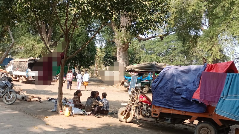 စစ်ကိုင်းတိုင်း၊ ကနီမြို့နယ်မှ စစ်ဘေးဒုက္ခသည်များအား ၂၀၂၃ ခုနှစ်၊ မတ်လ ၂၀ ရက်နေ့က တွေ့ရစဉ်။ (Photo: Pyae Aung Naing - Kani)