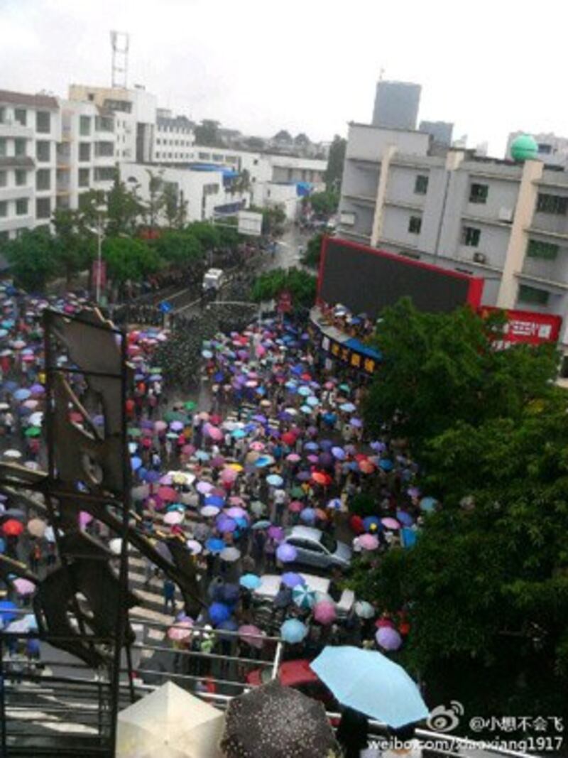 图片: 大批市民聚集抗议。 (新浪微博/中国茉莉花革命网)