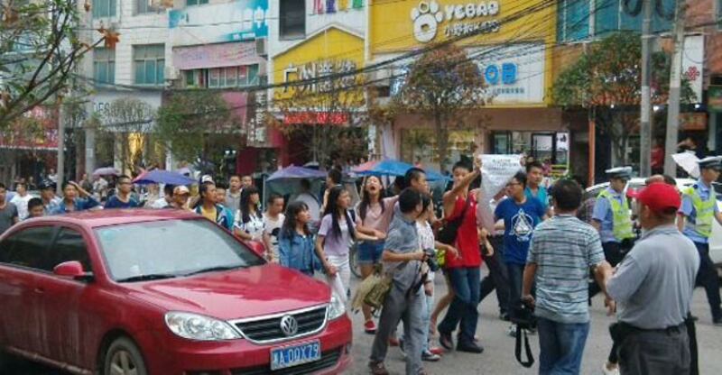 湖南省龍山縣皇倉中學學生,8月27日遊行示威,抗議政府對軍訓衝突事件處理不公。(目擊者提供)