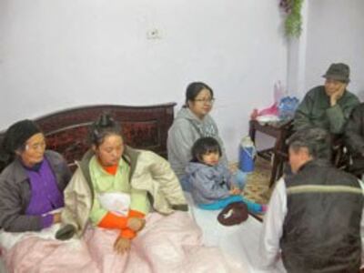 Hội Bầu Bí tương thân thăm hỏi và tặng 2 triệu đồng cho cháu Hoàng Thị Vàng, người bị hành hung khi cùng đồng bào H'Mông về Hà Nội khiếu nại lên các cơ quan Nhà nước. Blog ntuongthuy