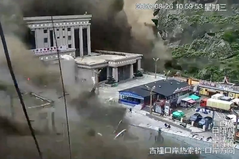 西藏吉隆泥石流灾难 县府官员:正安抚家属