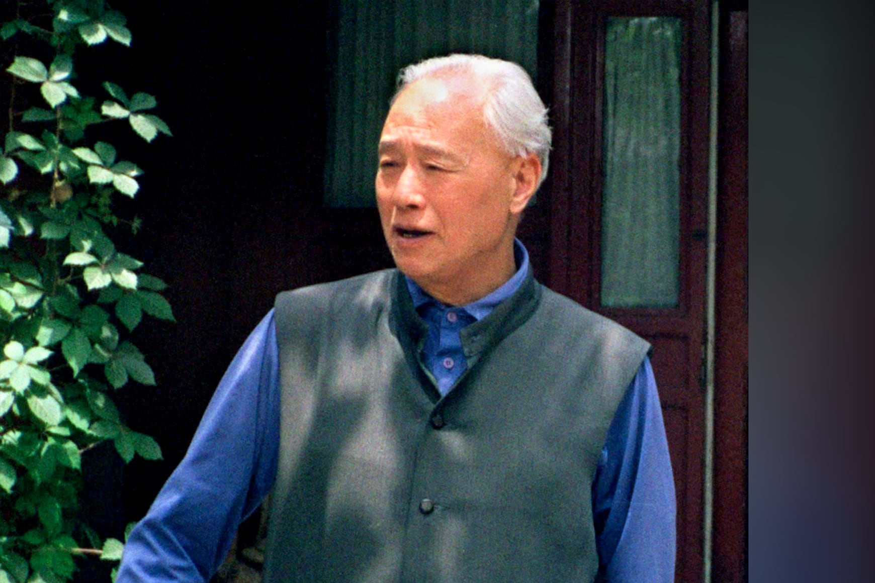 1998年6月24日,赵紫阳在家中花园散步。