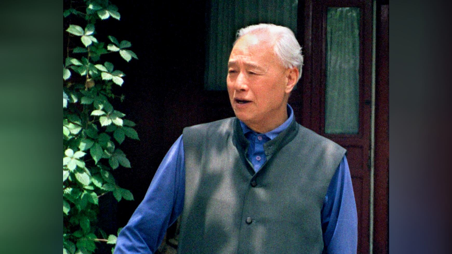 1998年6月24日,赵紫阳在家中花园散步。