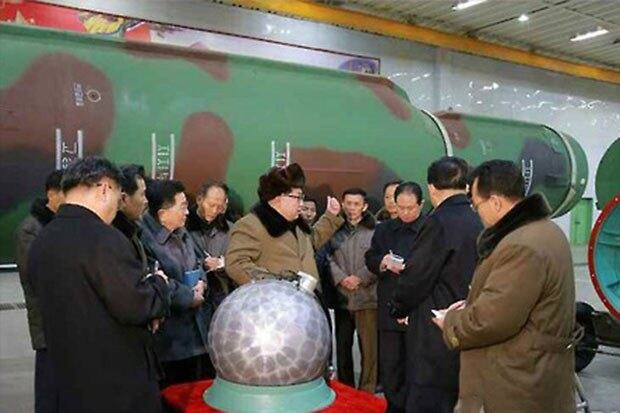 김정은 북한 국방위원회 제1위원장이 핵무기 연구 부문 과학자, 기술자들을 만나 핵무기 병기화 사업을 지도하는 자리에서 "핵탄을 경량화해 탄도 로켓에 맞게 표준화, 규격화를 실현했다"고 말했다고 노동신문이 2016년 4월 보도했다. 사진은 김 제1위원장의 지도 모습으로, 아래쪽에 핵탄두 기폭장치 추정 물체가 보인다. 