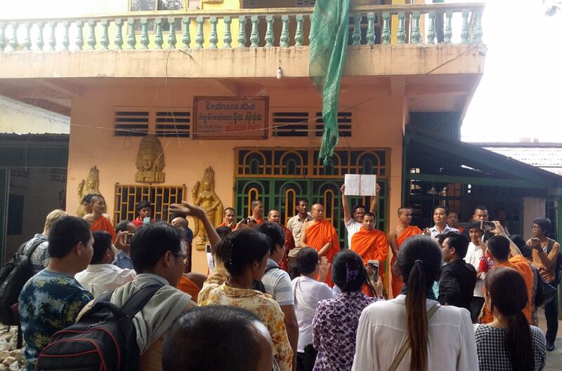 ព្រះសង្ឃ និងពលរដ្ឋខ្មែរក្រោម ទាមទារឲ្យមន្ត្រីសង្ឃវត្តស្ទឹងមានជ័យ ប្រគល់កុដិឲ្យព្រះសង្ឃខ្មែរក្រោមព្រះតេជព្រះគុណ គឹម សិលា វិញ កាលពីថ្ងៃទី៨ ខែធ្នូ ឆ្នាំ២០១៥។