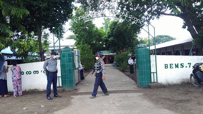 စစ်တွေမြို့ အမှတ် (၇) အခြေခံပညာအလယ်တန်းကျောင်းရှေ့တွင် စစ်ကောင်စီရဲတပ်ဖွဲ့ဝင်များကို ၂၀၂၁ ဇွန်လ ၁ ရက်နေ့က တွေ့ရစဉ်။ (Photo: RFA)