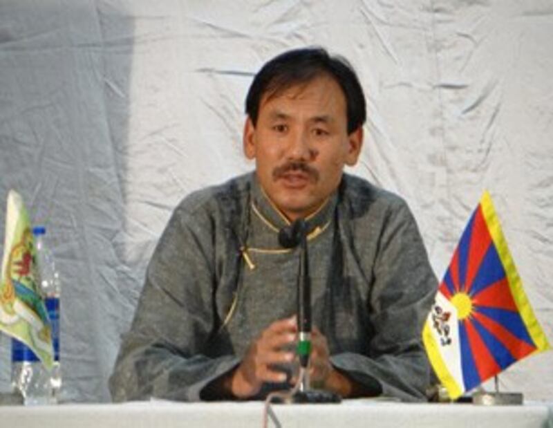 图片： 议员格桑坚参介绍中间道路的前景。 （记者丹珍拍摄）