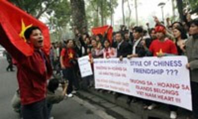 VnStudentProtestTruongSa200.jpg