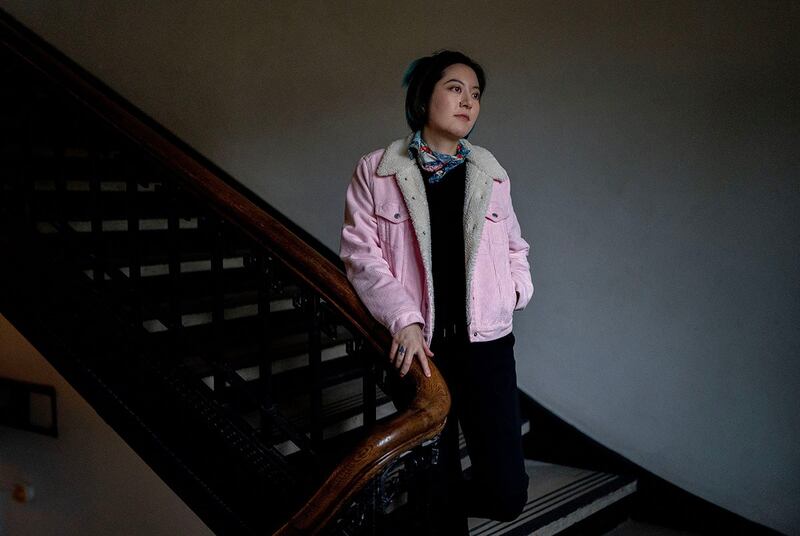 Sveta Lee 在哥伦比亚大学校园建筑物前留影。Lee 是白纸会的会员,她也协助创立哥伦比亚大学自由西藏(Free Tibet)分会。(RFA photo/Gemunu Amarasinghe)