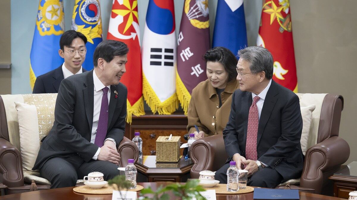 김선호 국방부 장관 직무대행(차관)은 지난달 24일 용산 국방부 청사에서 조셉 윤 주한미국대사대리를 접견했다. [국방부 제공]