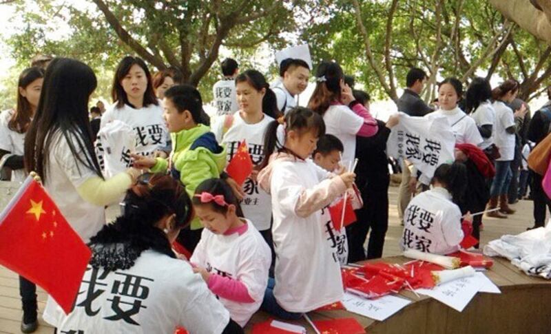 1 月24日,深圳佳兆業約兩千名業主穿上"我要我家"T恤,到巿民中心維權。大批防暴警察在附近戒備。(照片由維權人士提供)