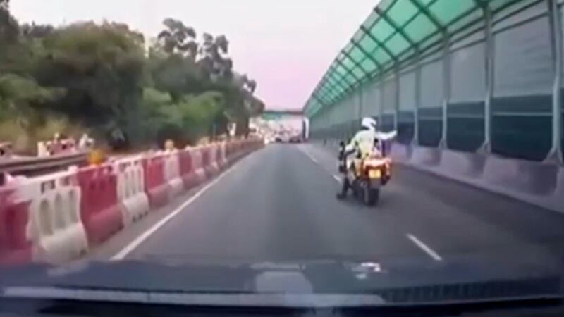 裁判官表示,當日警員雖然聲稱自己無意停下在他後面的車輛,但他的手勢跟截停車輛「沒有分別」。(網絡視頻截圖)