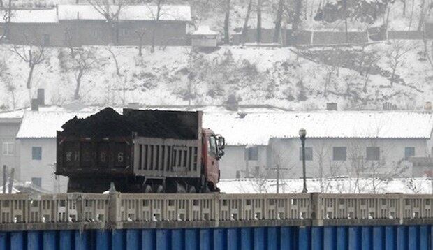 중국과 북한이 인접한 두만강에서 투먼 통상구를 떠난 화물차가 북한 남양시를 향하고 있다. 