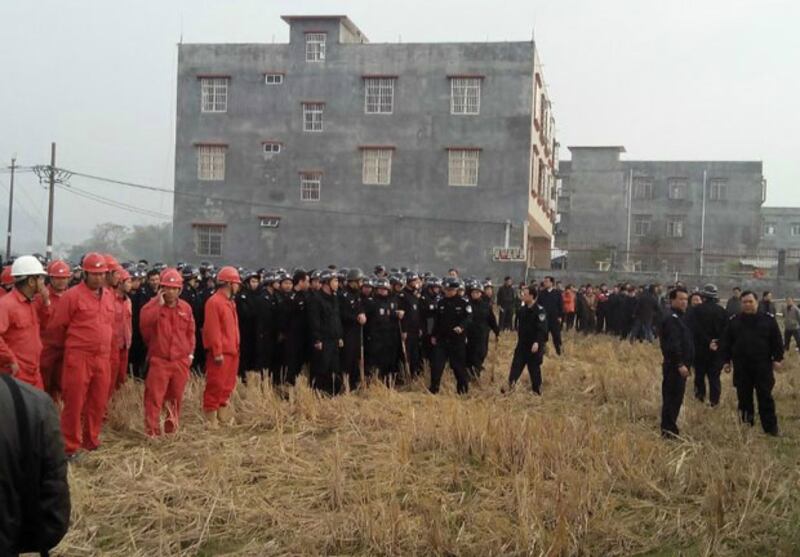 廣西欽州市動員數百特警，1月3日進入多隆村強行動工舖設輸油管道，村民上前制止遭特警鎮壓，至今特警仍在工地把守，禁止村民走近阻工。（現場人士拍攝）