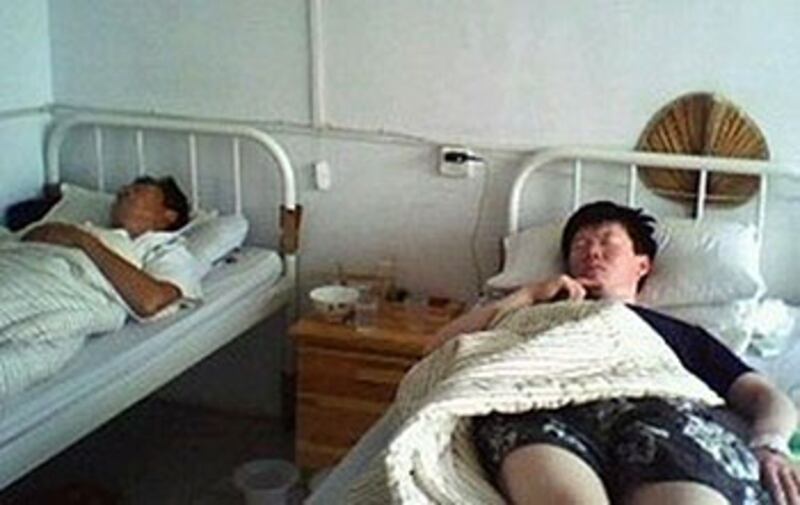 汶上縣拆遷戶檀紀奎指，山東政府不顧他們的性命，在他們服毒抗議的翌日將他們父子送回汶上鎮條件較差的醫院治療。（現場人士提供）