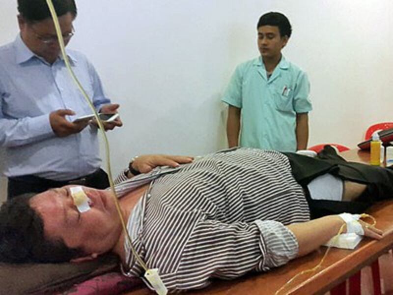Cambodian lawmaker Kong Sophea receives treatment in a clinic in Phnom Penh, Oct. 26, 2015.
