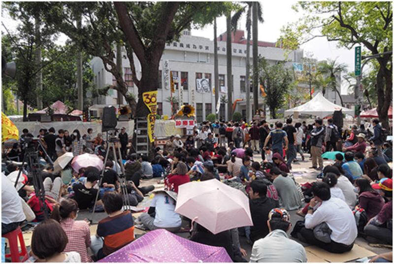 3月25日，學生佔領立法院議場第8天，立法院外仍有超過2千名民眾聚集。（粵語部記者鍾廣政拍攝）