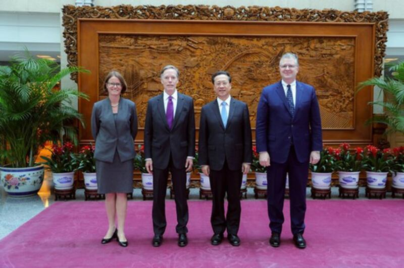 美国国务院亚太事务助理国务卿康达（Daniel Kritenbrink）（右一）、白宫国安会负责中国含台湾事务的高级主任贝莎兰（Sarah Beran）（左一）6月4日会见了中国外交部常务副部长马朝旭（右二）（推特截图/中国侨网）