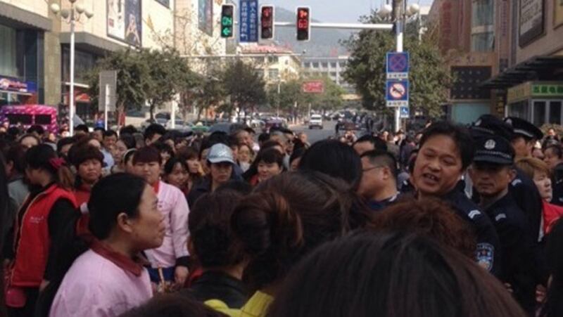 員工抗議期間，數十名警員到場驅逐員工，雙方發生肢體碰撞。(相片由現場員工提供)