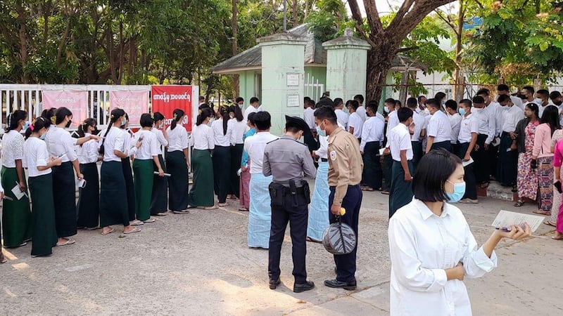 ရန်ကုန်မြို့ လသာ (၁) မှာ တက္ကသိုလ်ဝင်တန်း စာမေးပွဲဖြေဆိုမည့် ကျောင်းသားတွေကို ၂၀၂၂ ခုနှစ် မတ်လ ၃၁ ရက်နေ့တွင် တွေ့ရစဥ် (Photo: RFA)