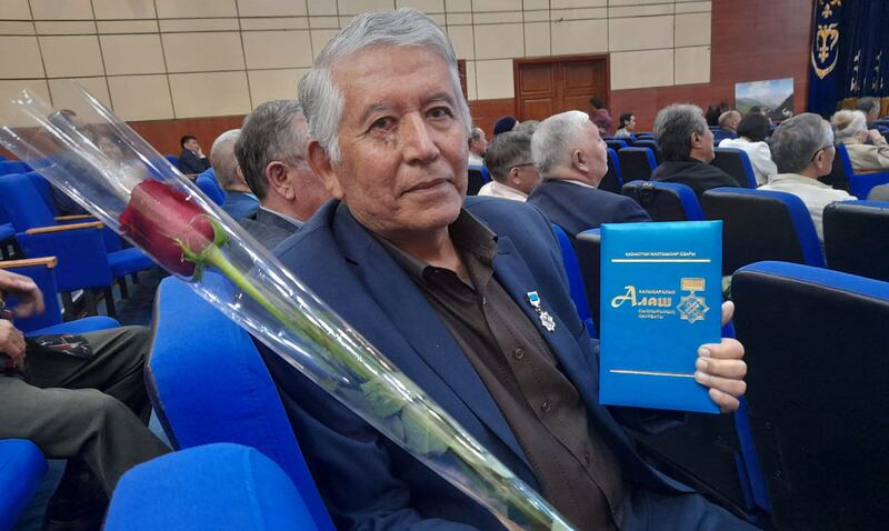 «ئالاش» خەلقئارا ئەدەبىيات مۇكاپاتىغا ئېرىش داڭلىق شائىر جەمشىت روزاخۇنوف ئەپەندى. 2022-يىلى 18-ماي، قازاقىستان.