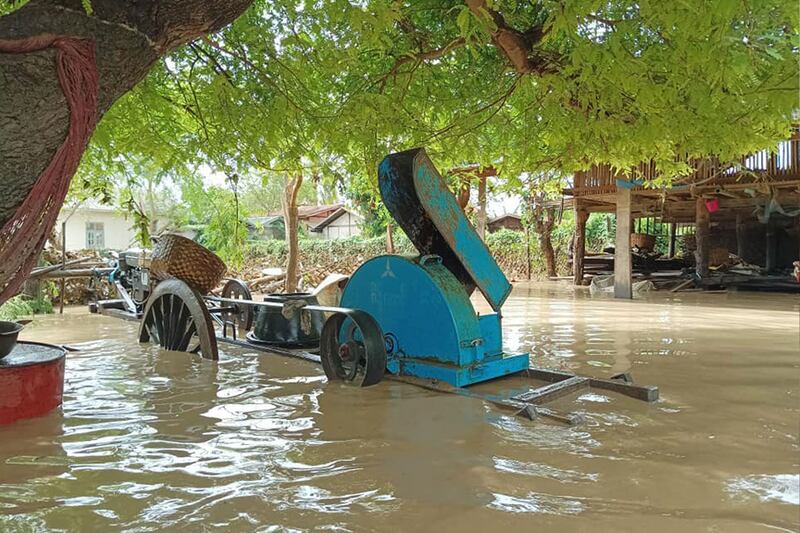 စစ်ကိုင်းတိုင်း၊ ယင်းမာပင်မြို့နယ် ရွာတစ်ရွာရှိ ဆန်စက် ရေနစ်မြှုပ်သွားသည့်မြင်ကွင်း။ (Photo: Citizen Journalist)