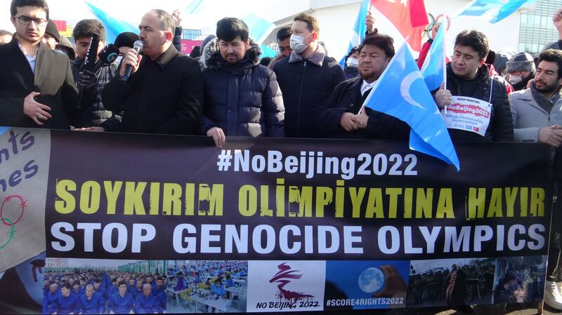 2022-يىللىق بېيجىڭ قىشلىق ئولىمپىك مۇسابىقىسىگە قارشى ئىستانبۇلدا ئۆتكۈزۈلگەن نامايىشتىن كۆرۈنۈشلەر. 2022-يىلى 23-يانۋار، تۈركىيە.