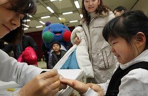 서울 서초구청에서 미취학 어린이 대상 무료 건강검진에서 한 어린이가 혈액검사를 하며 아픈 표정을 짓고 있다.
