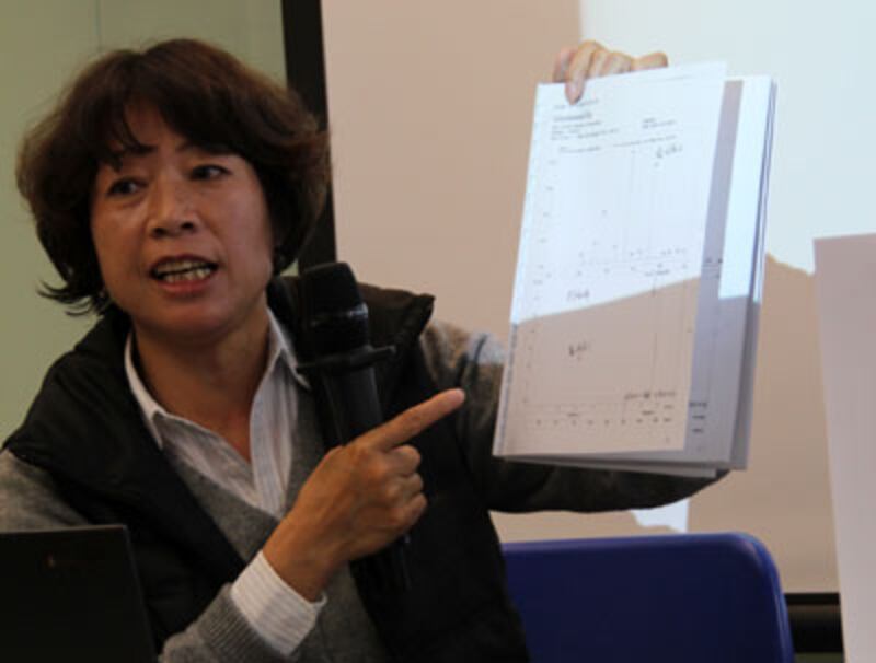 2014年2月7日，律師張燕生展示出香港專家的評語，指福建公安呈交的鑑定報告有錯漏。 （粵語組記者文宇晴攝）