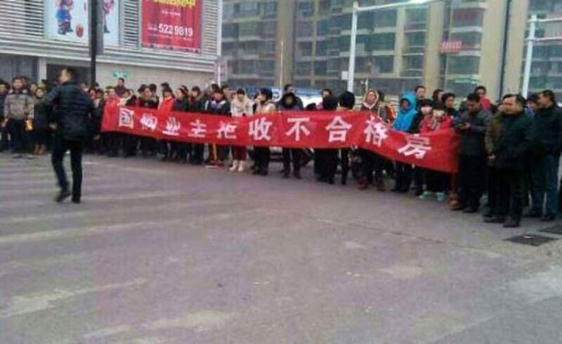 大批業主與開發商談判不果後,走到街上堵路抗議。(業主攝)
