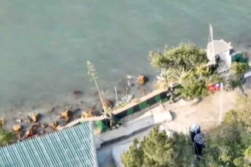 微博視頻顯示,中國無人機在台灣駐軍舉槍瞄準後飛離現場。(微信台灣那點事兒視頻截圖)