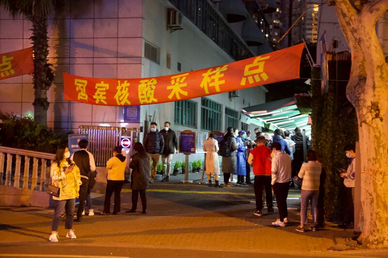 上海民众在排队接受核酸检测。（美联社）