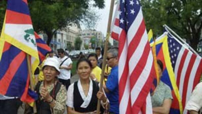 图片:美国华盛顿地区的“真相的火焰”全球传递活动。(记者寇天力摄)