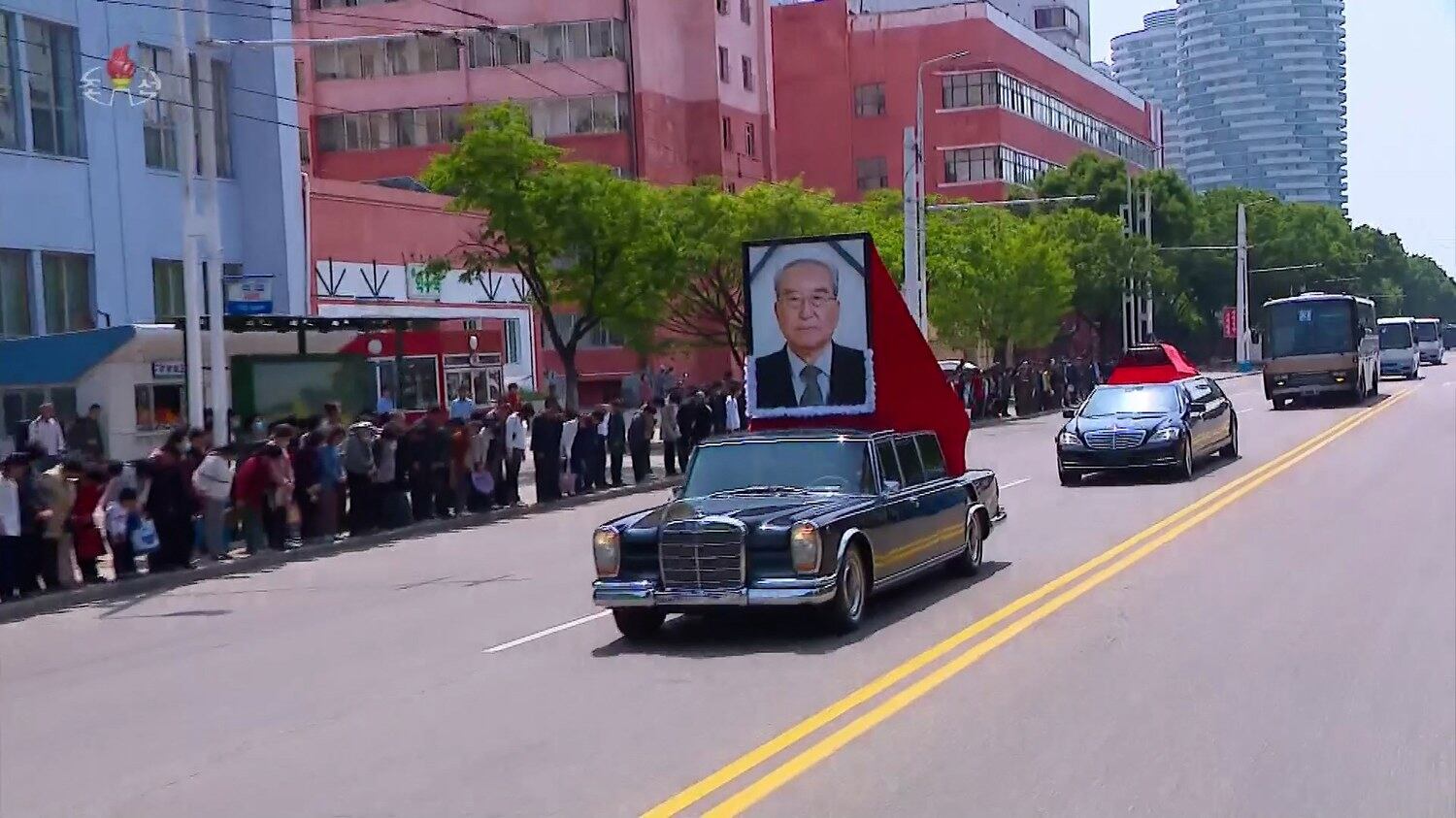 북한 김기남 전 노동당 선전 담당 비서의 장의식이 지난 9일 평양에서 국장으로 진행됐다고 조선중앙TV가 지난 10일 보도했다. 행렬에 메르세데스 벤츠-600(앞) 차량에는 고 김기남 비서의 초상화를, 뒤이어 운구를 실은 마이바흐 차량이 신미리애국열사릉으로 이동하고 있다. [조선중앙TV 화면]
