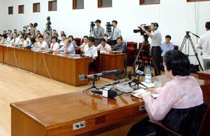 남한에서 생활하다 북한으로 귀환한 탈북자 박정숙씨가 지난달 28일 평양 인민문화궁전에서 내외신 기자회견을 하고 있다. 