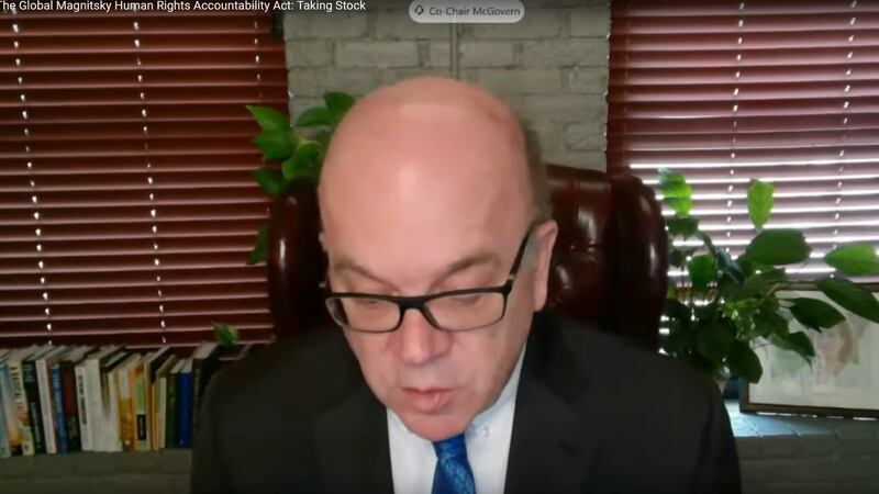 美国国会属下的汤姆‧兰托斯人权委员会的共同主席、民主党籍众议员麦戈文( James P. McGovern)。（视频截图）