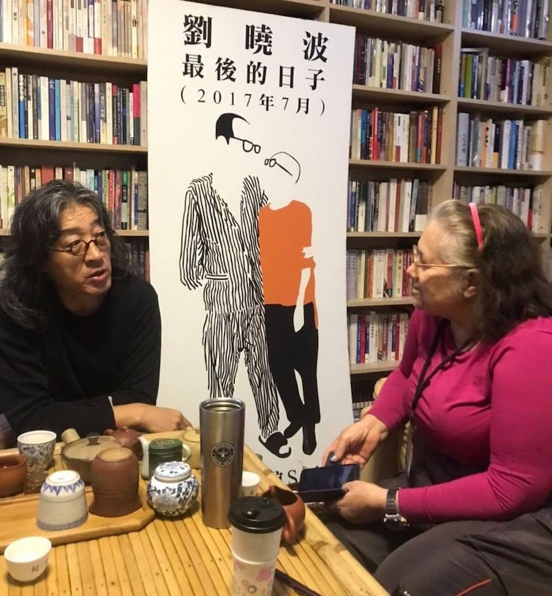 贝岭与取得台湾梅花卡的人权工作者艾琳达。（贝岭提供）