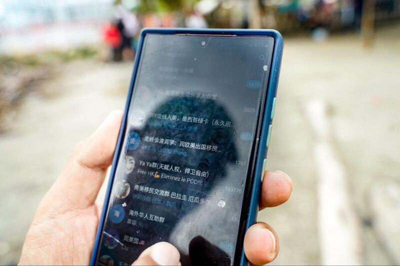 2020年2月“润”出中国的周俊，加入多个讨论如何从南美偷渡到美国的电报群，安排自己的南美“走线”路径。他说，有愈来愈多走这条路线的中国人，分享相关资讯，这条路线才开始在网路上传开。（摄影／陈映妤）