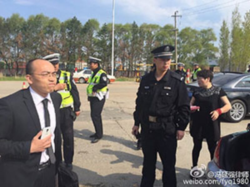 2015年5月21日,律師馮延強 (左)下車與警察交涉。(馮延強律師微博)