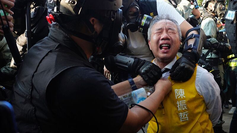 2019年11月2日,香港区议会选举的候选人陈振哲被警察喷洒胡椒后作出反应。(美联社)