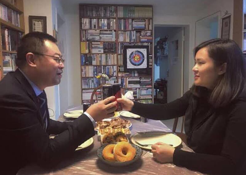 王怡妻子蔣蓉（右）的生日為12月26日。當局疑在這一天將王怡秘密審訊。（美國對華援助協會負責人傅希秋推特照片 / 拍攝日期不詳）