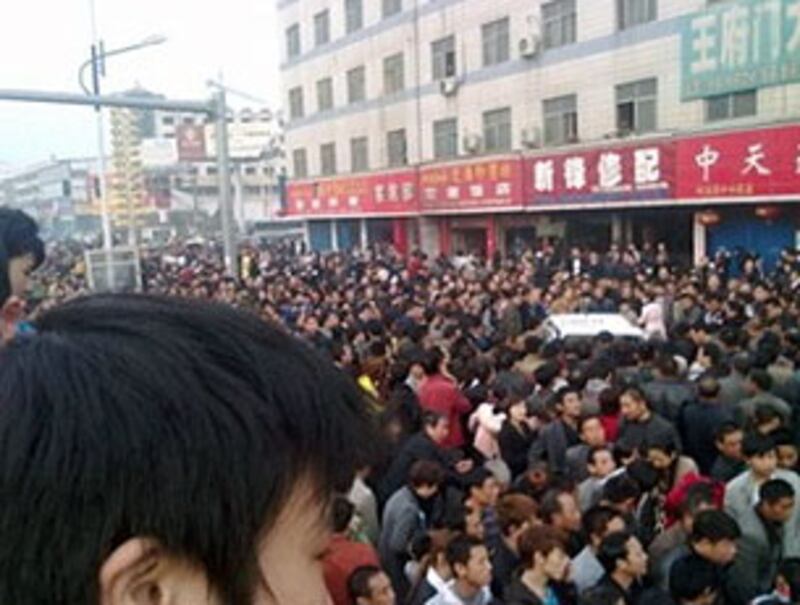 Henan_Police_DUI_crowd305.jpg