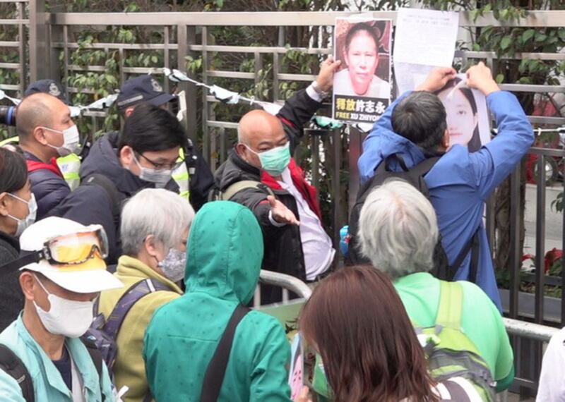 2020年2月19日，在香港，有請願人士將口罩掛在中聯辦閘外，抗議當局抓捕許志永、方斌、陳秋實等就疫情發聲的公民記者及維權人士，呼籲當局徹查真相，釋放因言被捕人士。（鄧穎韜攝）