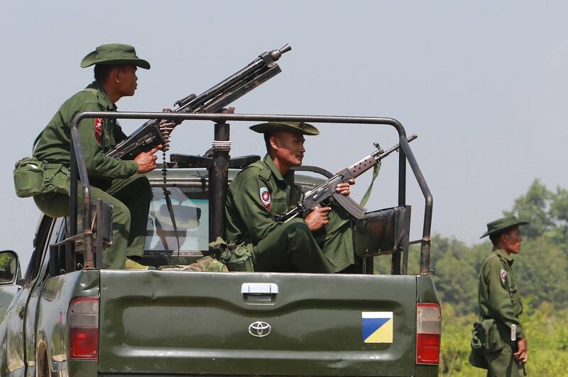 ရခိုင်ပြည်နယ် မောင်တောမြို့နယ်အနီးတွင် စစ်ကောင်စီတပ်ဖွဲ့ဝင်တချို့အား ၂၀၁၆ ခုနှစ် အောက်တိုဘာလ ၁၆ ရက်နေ့က တွေ့ရစဉ်။ (Photo: AFP)